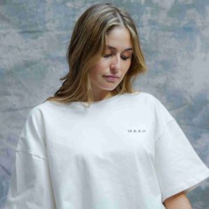 Mujer con camiseta crop t shirt color blanca