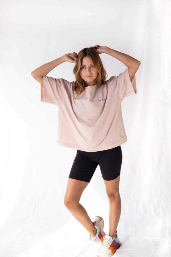 Mujer con blusa t shirt color beige