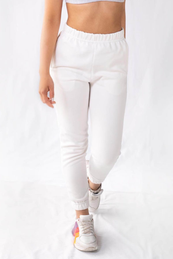 Mujer con pantalón jogger color blanco