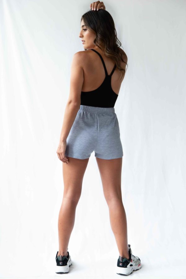 Mujer con short deportivo Sexy Short color gris