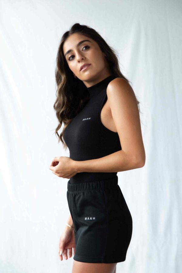 Mujer con short deportivo Sexy Short color negro