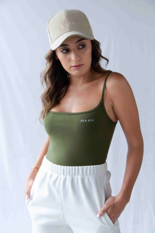Mujer con Top de tiras Tank Top color verde